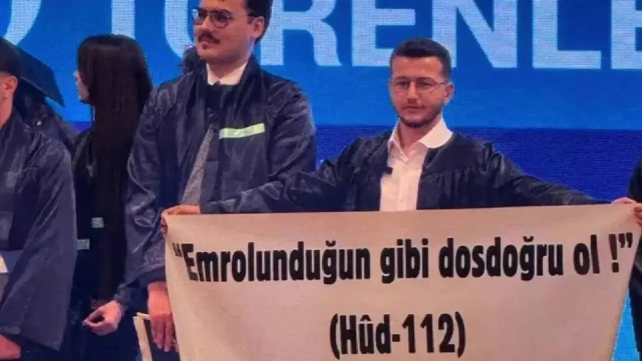 Ayetli pankartla gündeme gelmişti… Yeditepe mezunu öğrenci ‘Cumhurbaşkanı’na hakaret’ten tutuklandı
