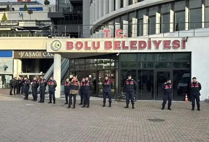 Bolu Belediyesi’ndeki ihale soruşturmasında Tanju Özcan dahil 7 kişi tutuklandı