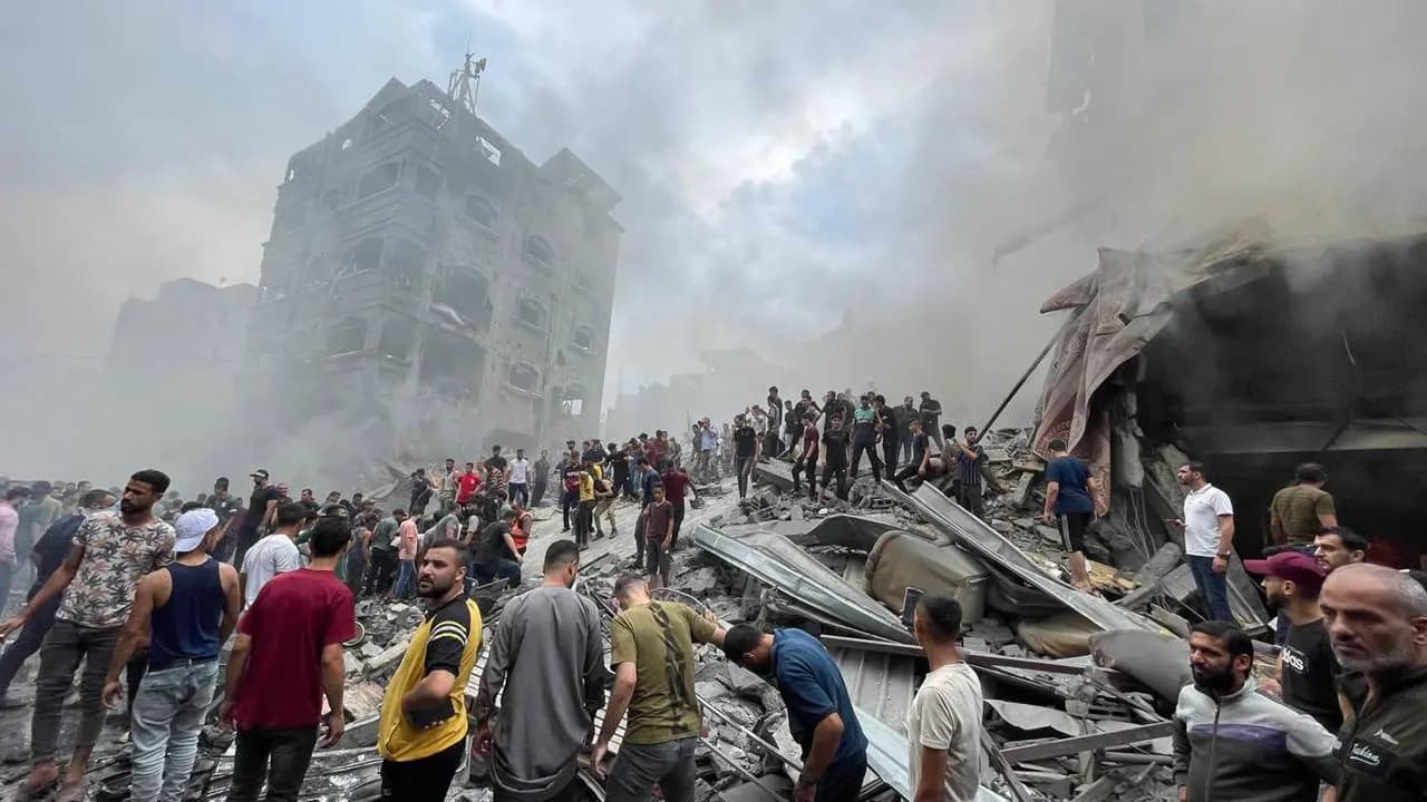 Gazze'de insani kriz! Şehir Filistinlilerin naaşı aranıyor