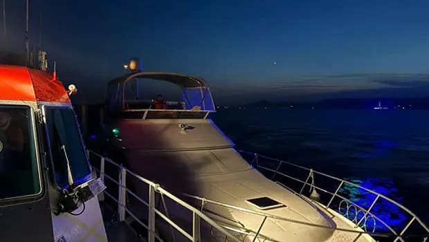 Çanakkale Boğazı'nda sürüklenen 12 metrelik tekne kurtarıldı