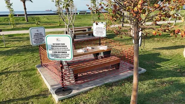 Dört bir yanını kapatıp bu yazıyı astılar: Belediye ironi yapıp yerin dibine soktu!