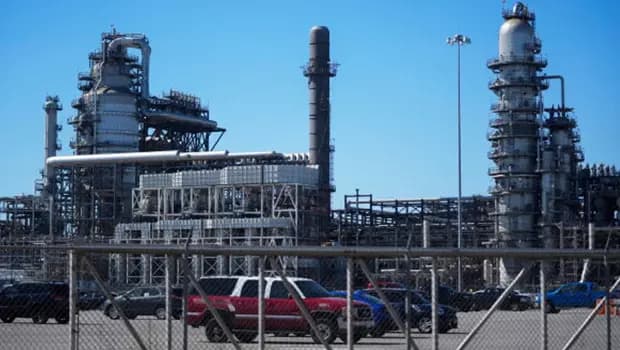 İran petrol rafinerilerini yeniden inşa etti