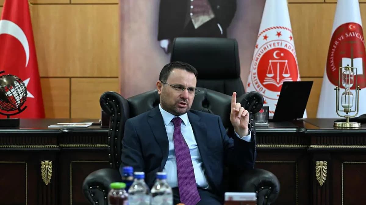 Bakan Gürlek'ten Yunan mevkidaşıyla kritik görüşme: 3 ismi istedi
