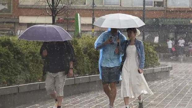 Okulun ilk günü sağanak! Saat verildi: İstanbul için peş peşe uyarı geldi | AKOM: Sıcaklıklar düşecek