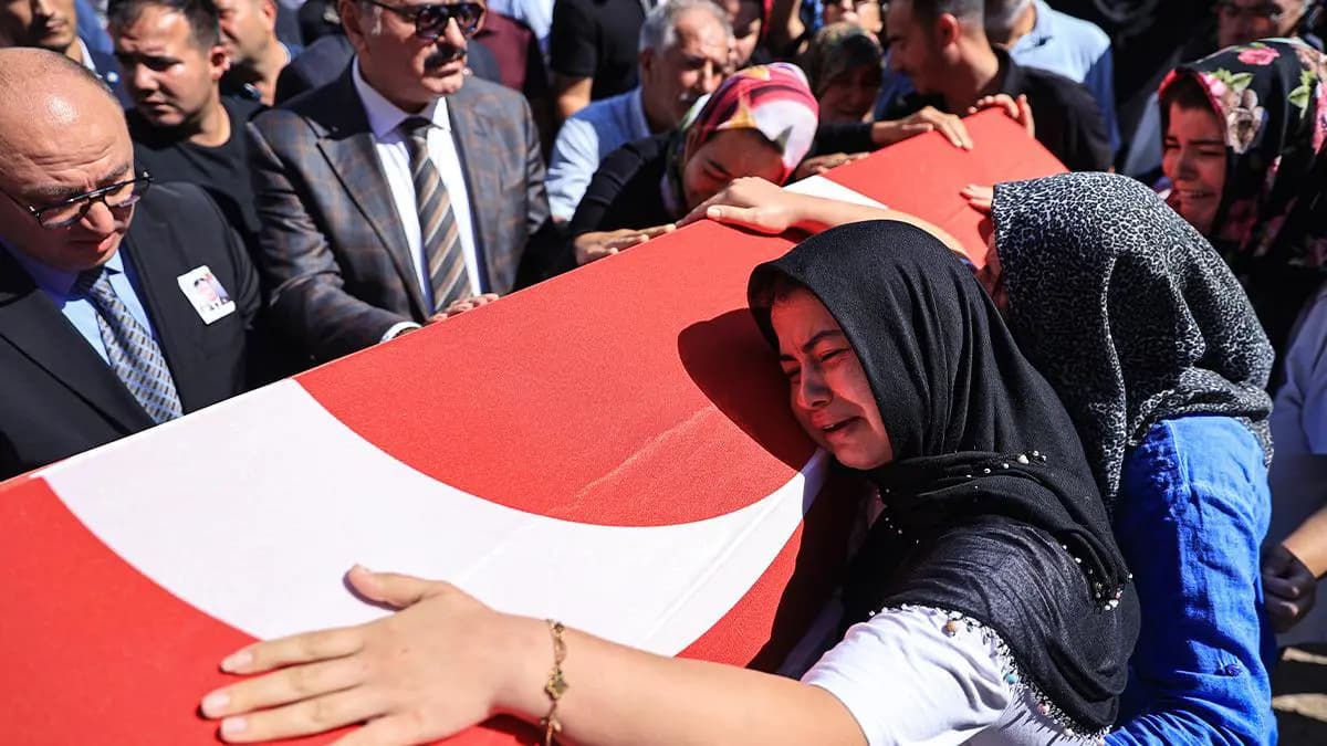 Kahreden görüntüler! Feribot faciasında hayatını kaybedenler gözyaşlarıyla defnedildi: Tek can yeleğini kızına giydirmiş...